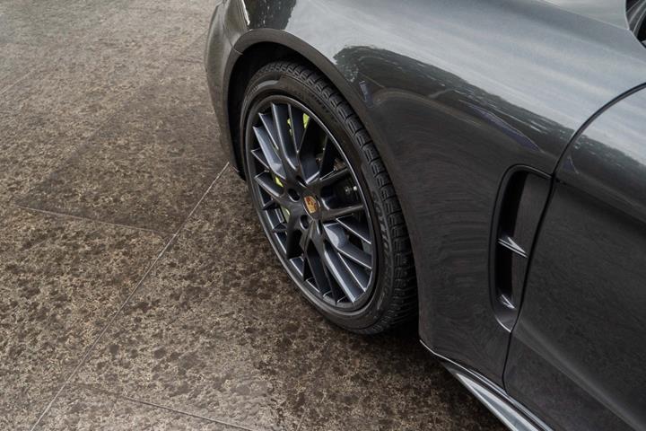 Grå Porsche Panamera Turbo S fra 2018