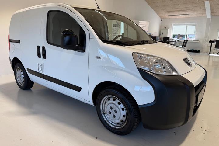 Hvid Peugeot Bipper fra 2016 set udefra