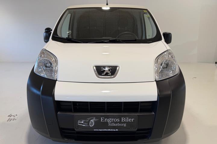 Hvid Peugeot Bipper fra 2016 set udefra