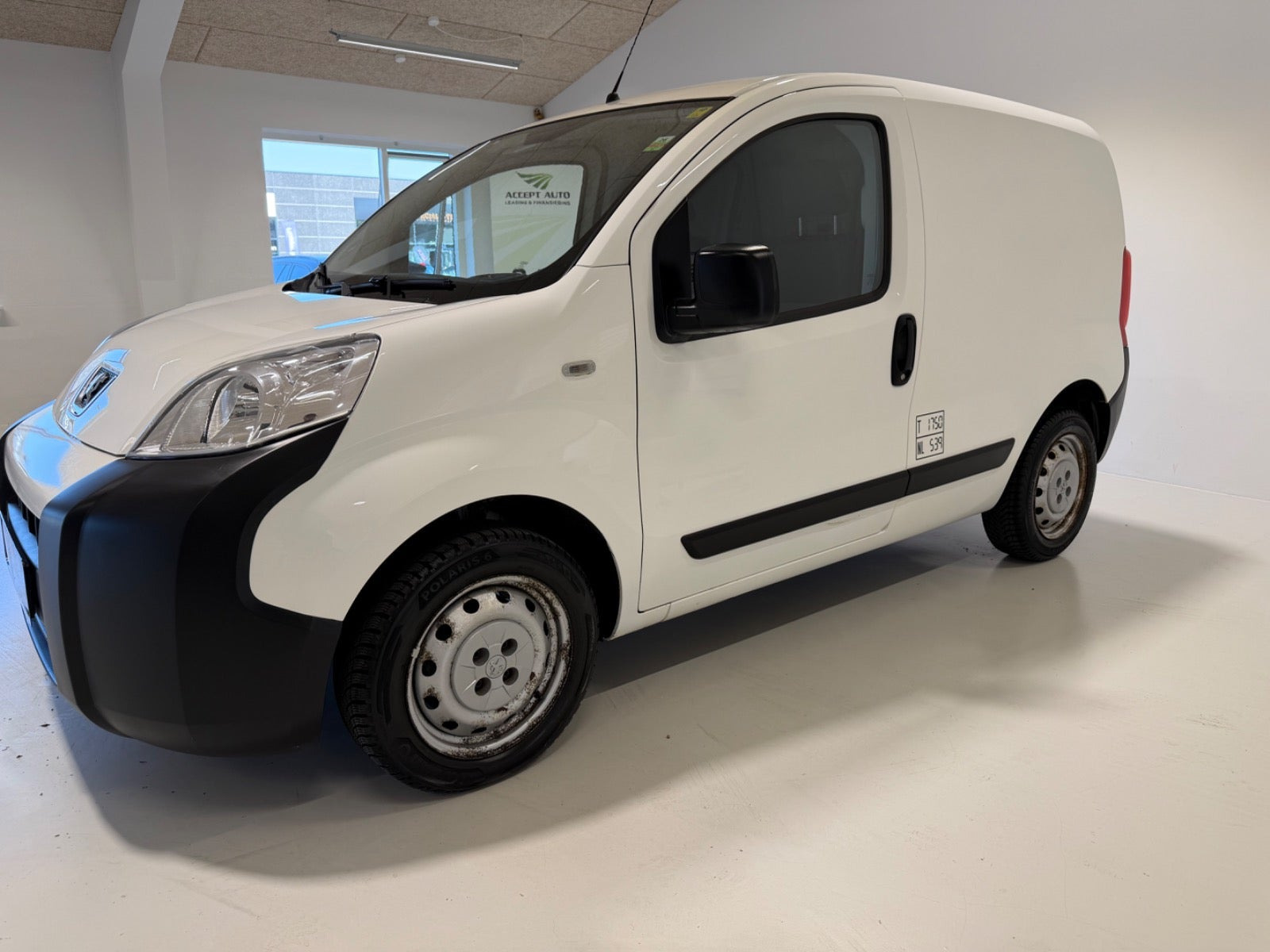 Hvid Peugeot Bipper fra 2016 set udefra
