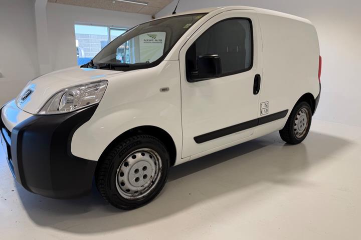 Hvid Peugeot Bipper fra 2016 set udefra