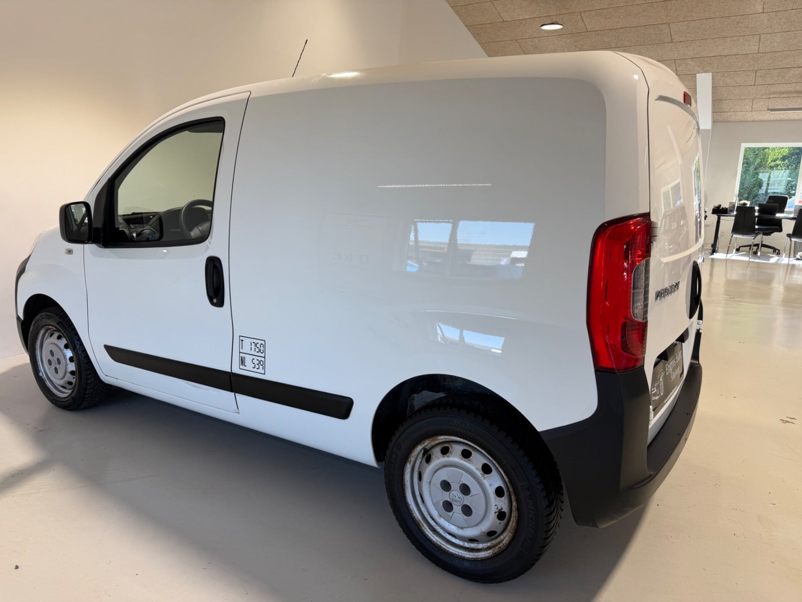 Hvid Peugeot Bipper fra 2016 set udefra