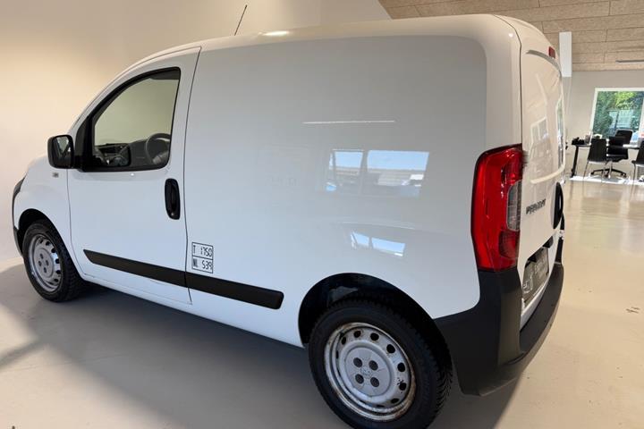 Hvid Peugeot Bipper fra 2016 set udefra