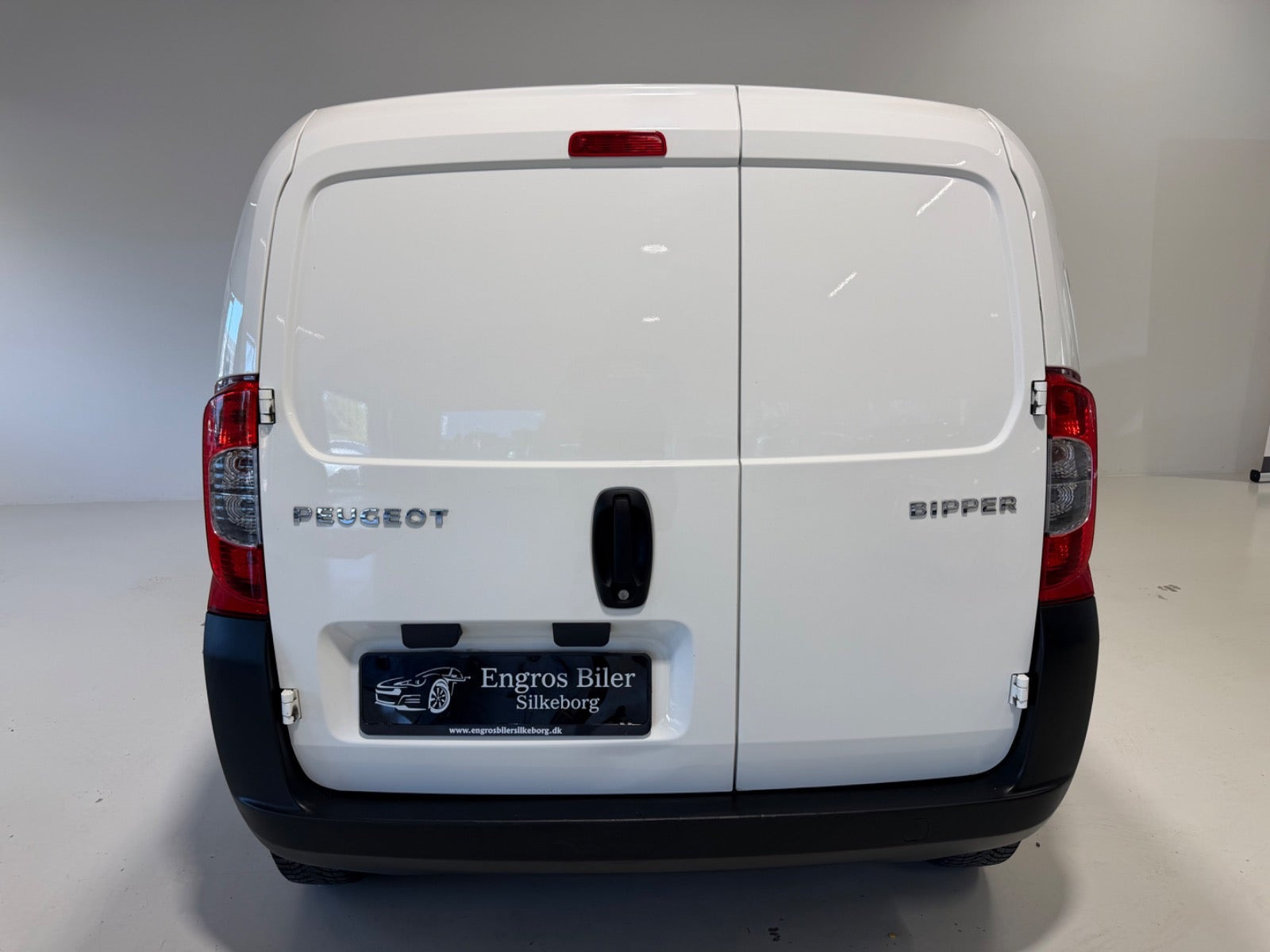 Hvid Peugeot Bipper fra 2016 set udefra