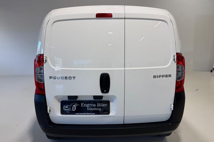 Hvid Peugeot Bipper fra 2016 set udefra