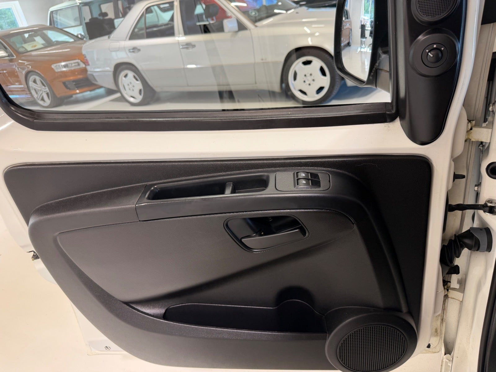 Hvid Peugeot Bipper fra 2016 set indefra