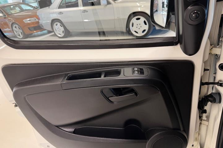 Hvid Peugeot Bipper fra 2016 set indefra