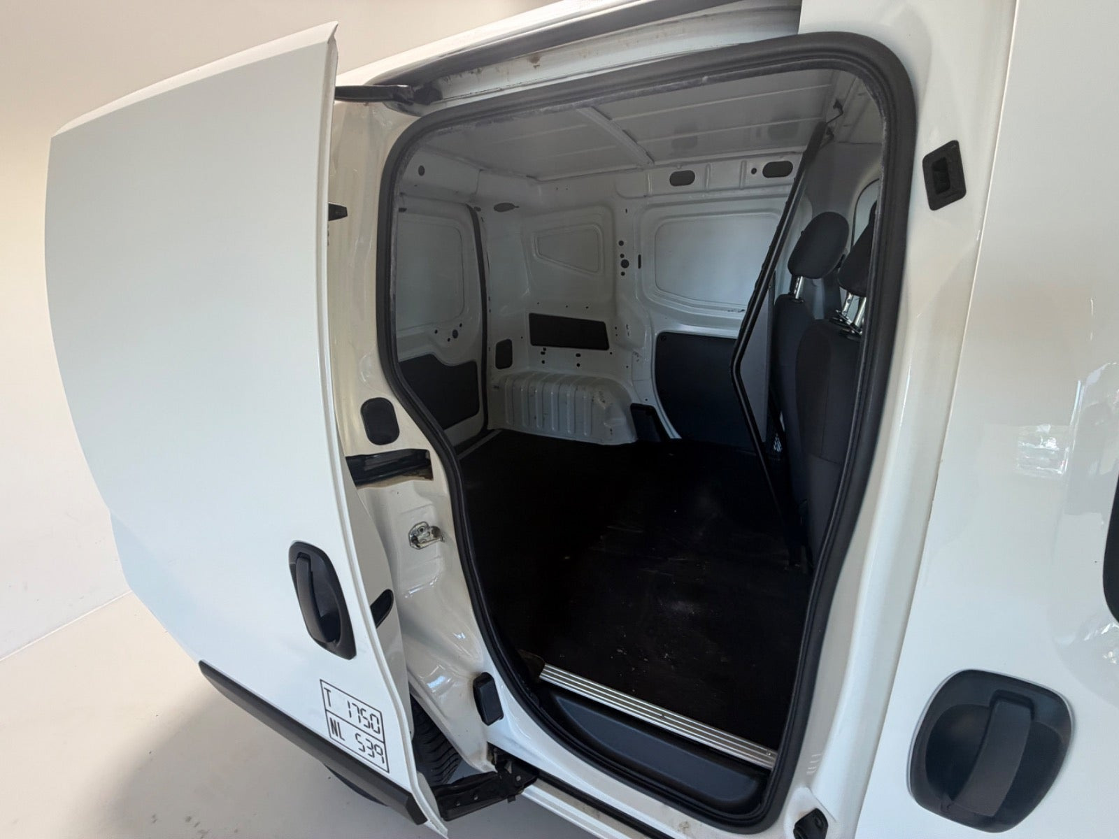 Hvid Peugeot Bipper fra 2016 set indefra