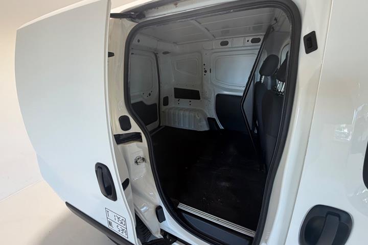 Hvid Peugeot Bipper fra 2016 set indefra