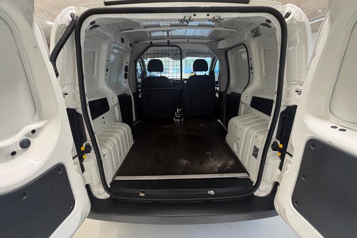 Hvid Peugeot Bipper fra 2016 set udefra