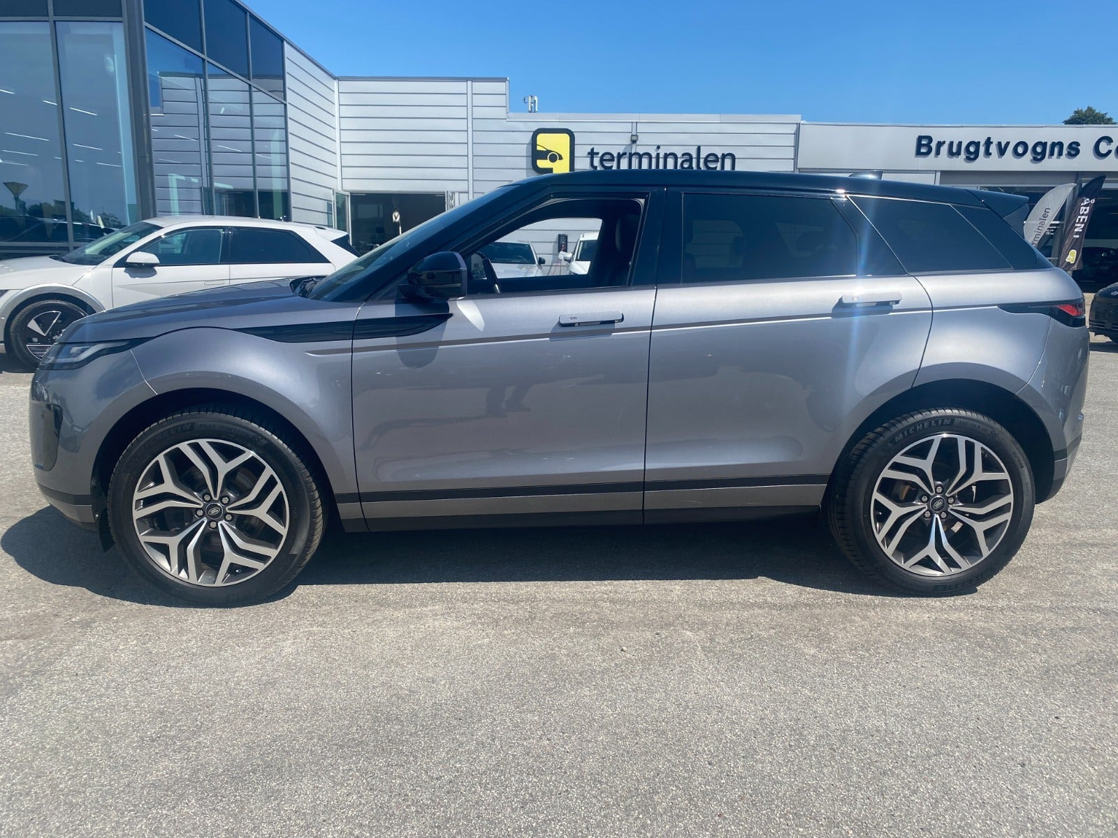 Grå Land Rover Range Rover evoque fra 2019