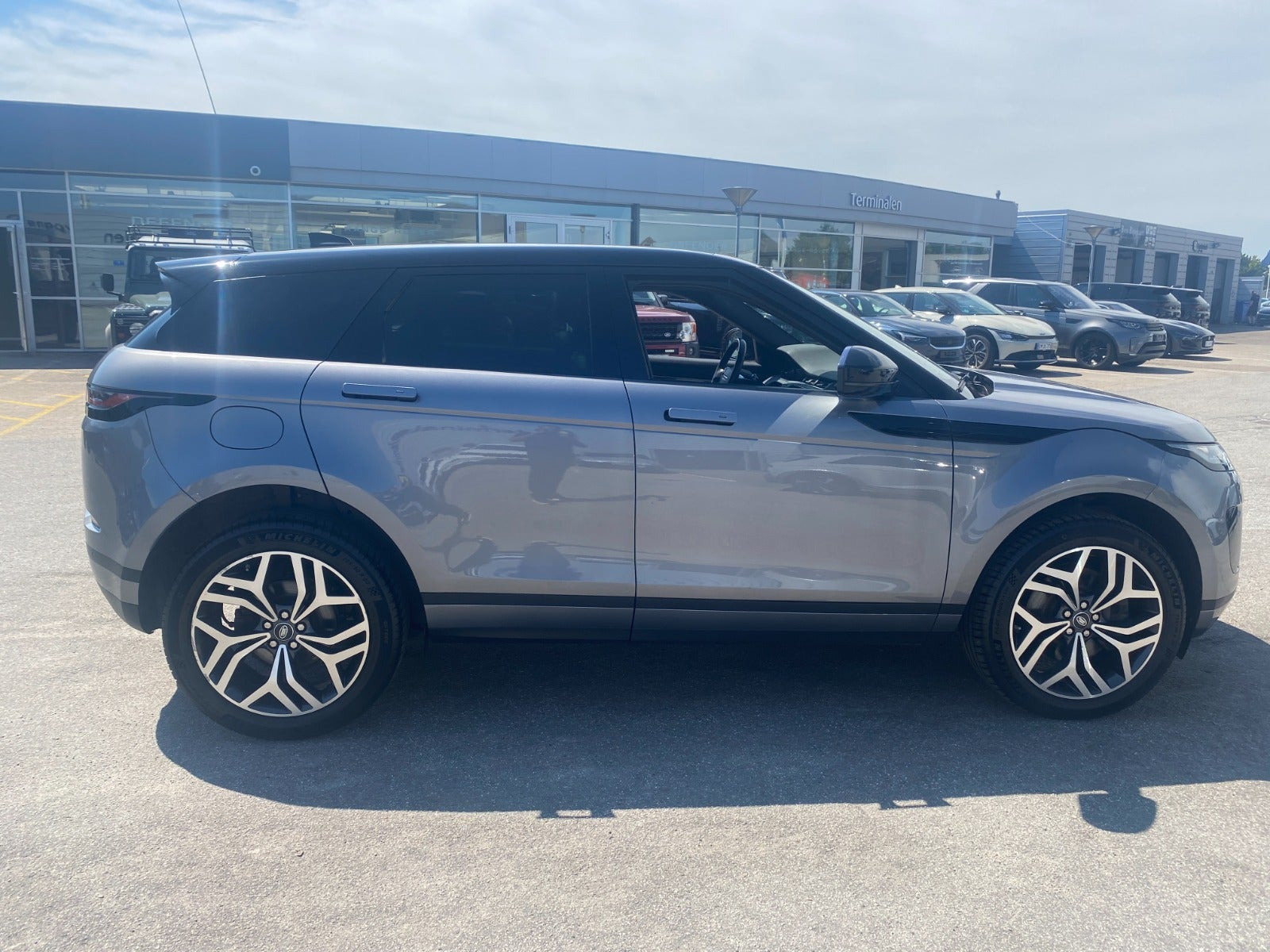 Grå Land Rover Range Rover evoque fra 2019