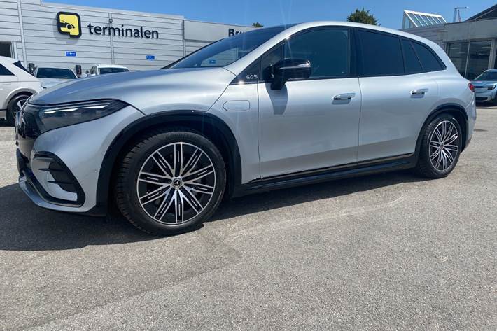 Sølv Mercedes EQS450 SUV fra 2023