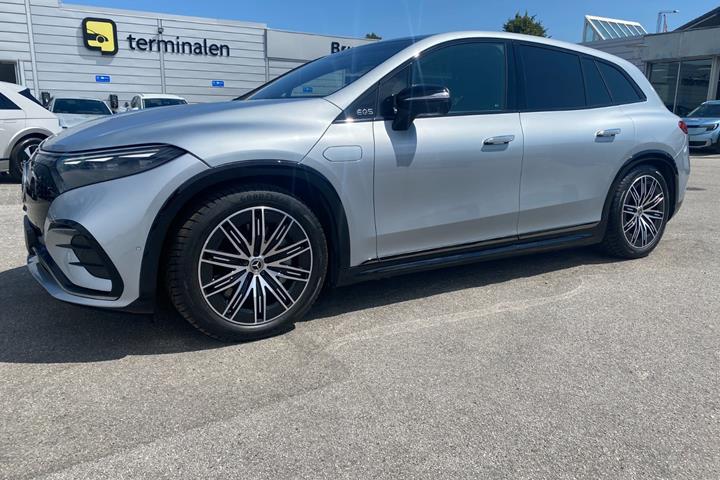 Sølv Mercedes EQS450 SUV fra 2023 set udefra