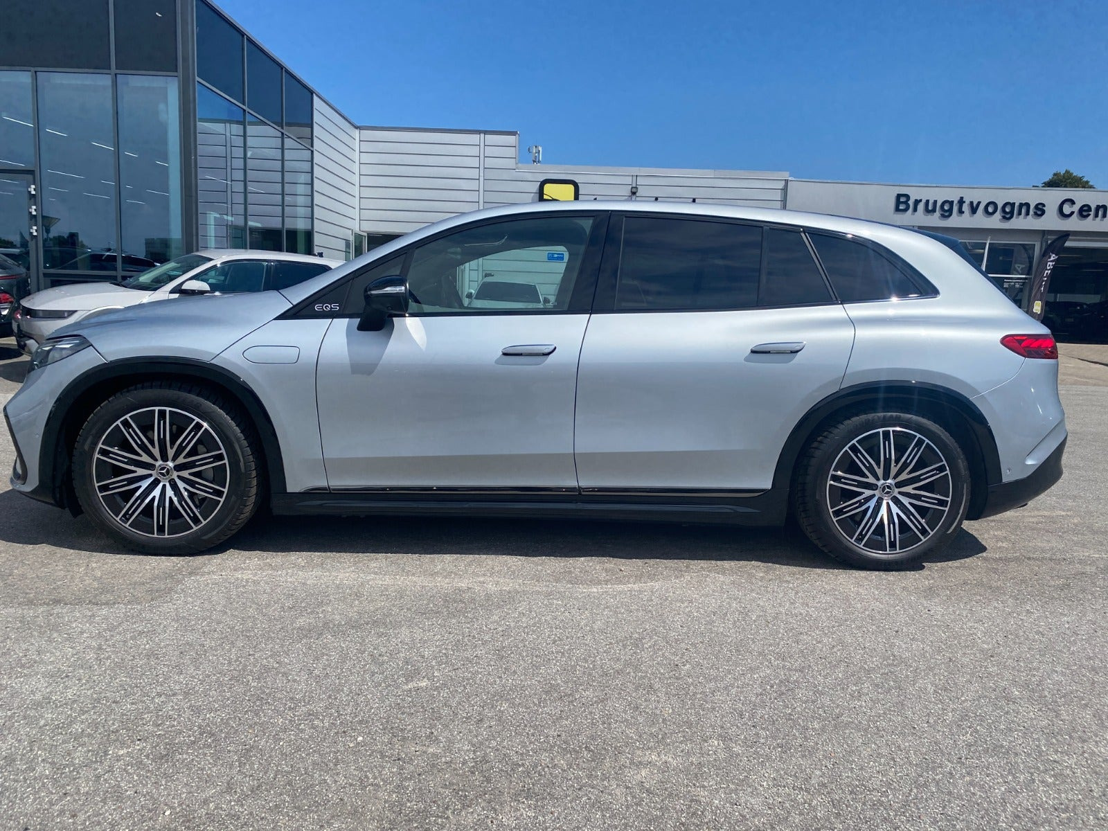 Sølv Mercedes EQS450 SUV fra 2023