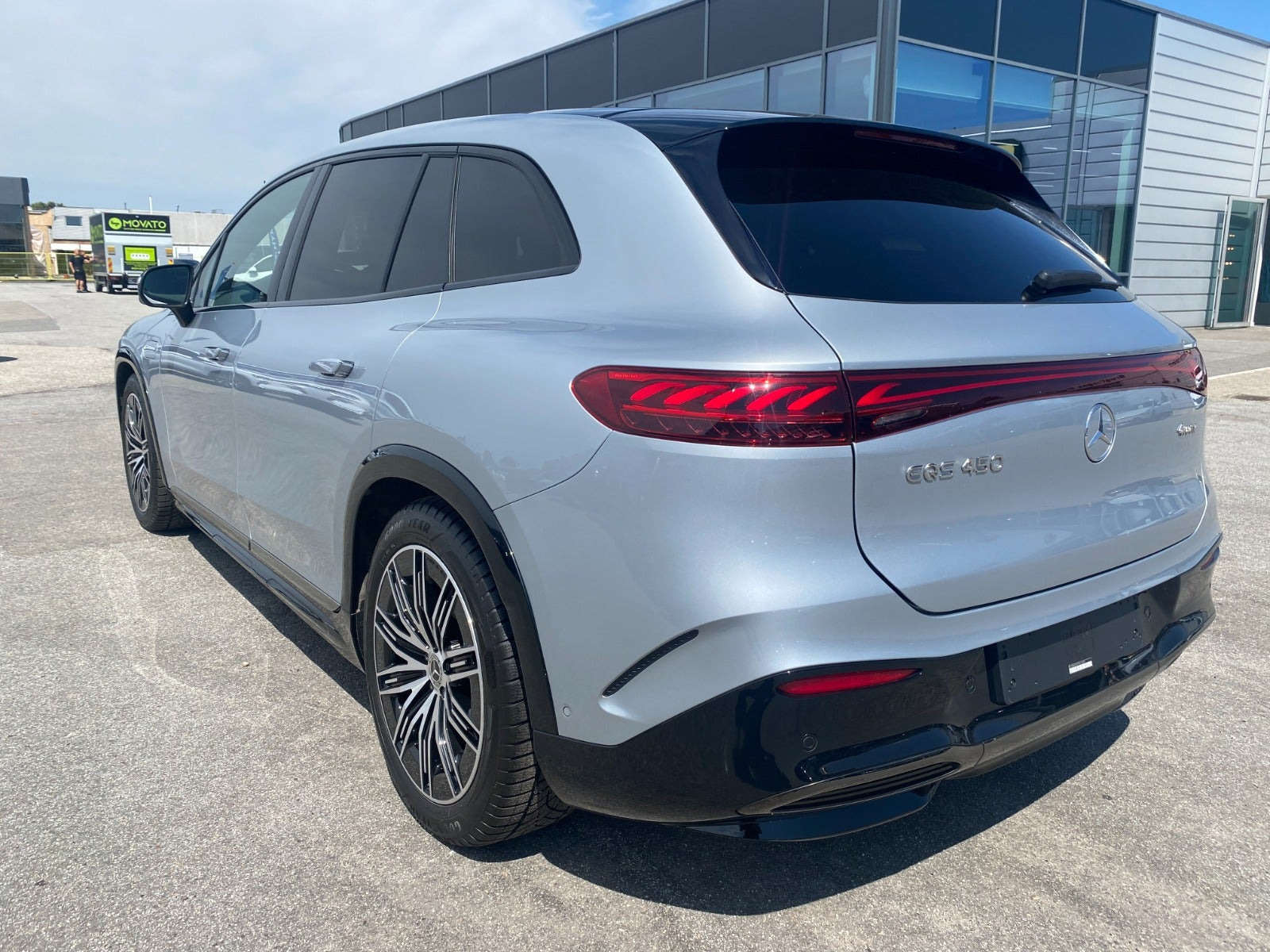 Sølv Mercedes EQS450 SUV fra 2023