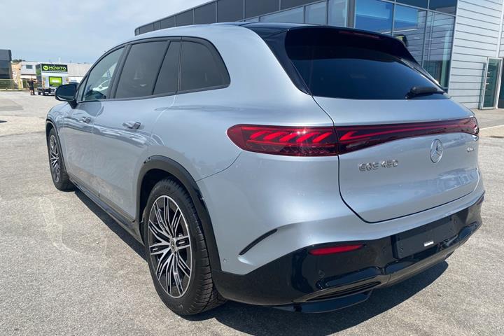 Sølv Mercedes EQS450 SUV fra 2023