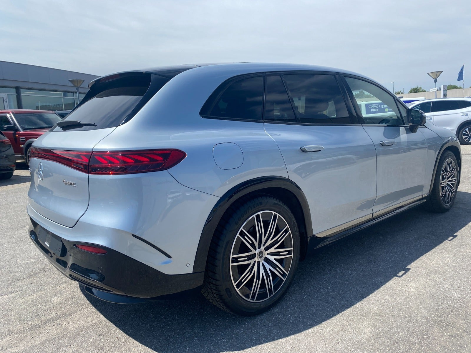 Sølv Mercedes EQS450 SUV fra 2023