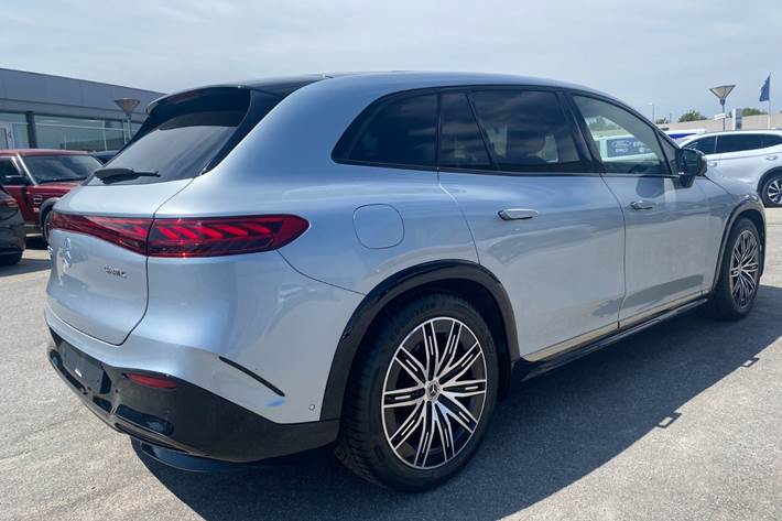 Sølv Mercedes EQS450 SUV fra 2023