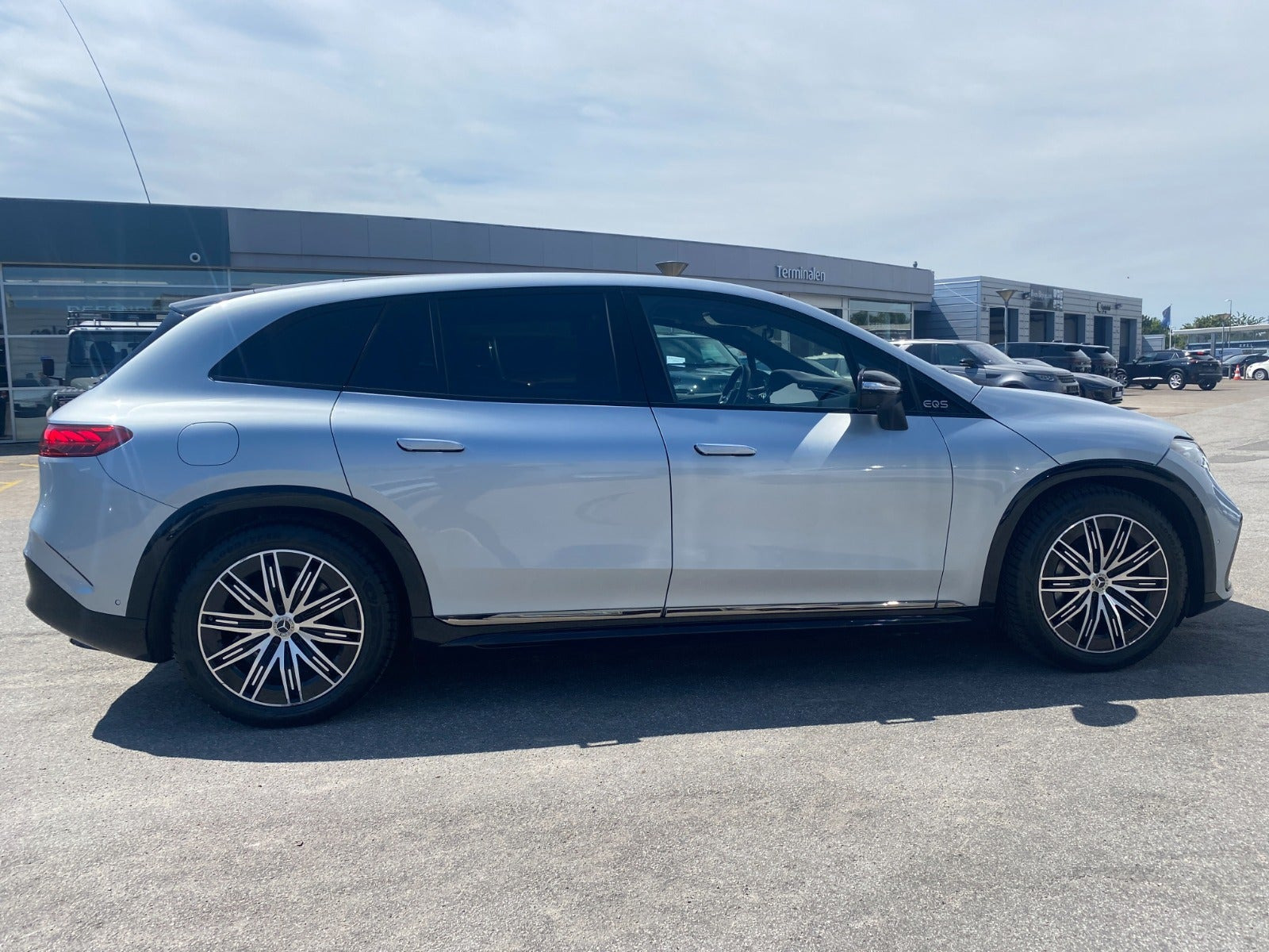 Sølv Mercedes EQS450 SUV fra 2023
