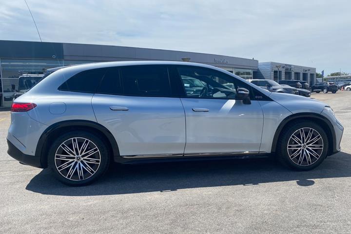 Sølv Mercedes EQS450 SUV fra 2023