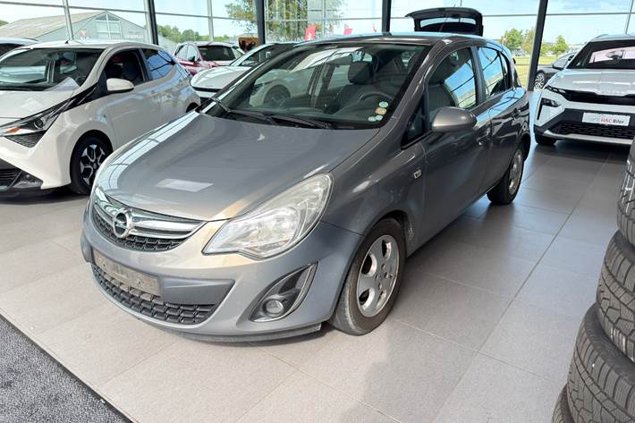 Beige Opel Corsa fra 2012