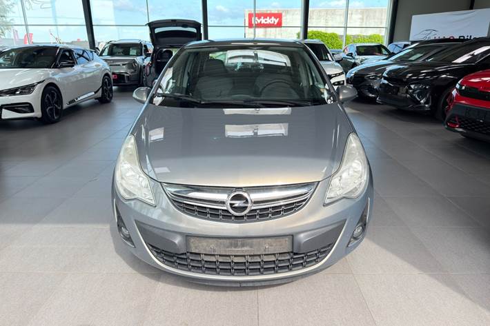 Beige Opel Corsa fra 2012