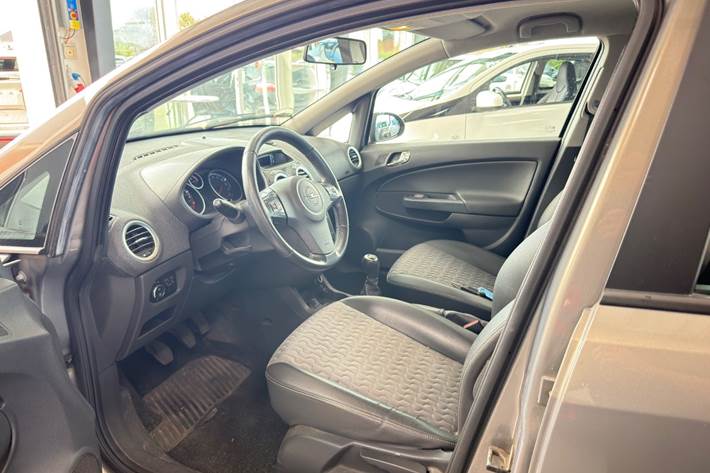 Beige Opel Corsa fra 2012