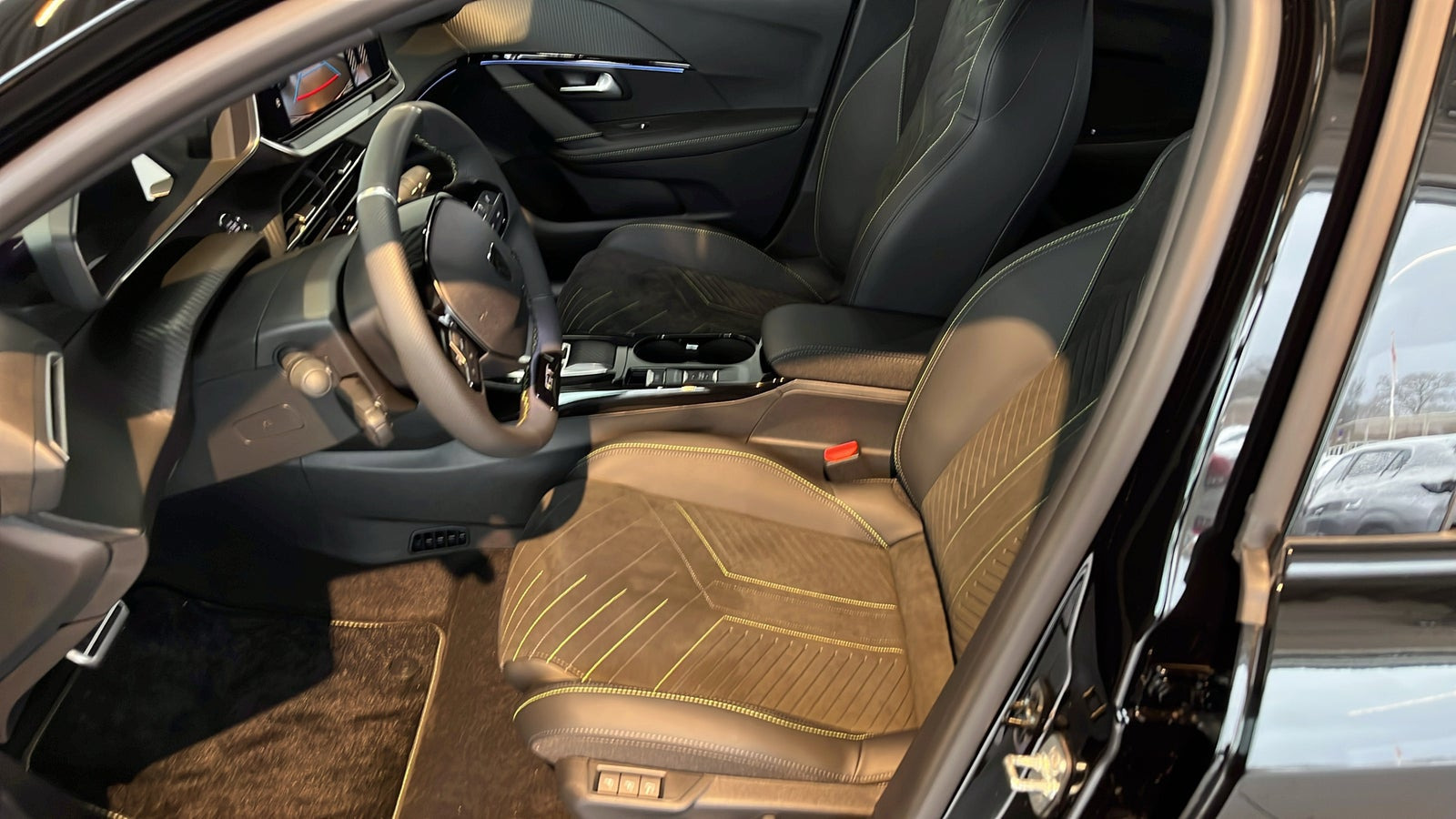 Sort Peugeot e-208 fra 2026