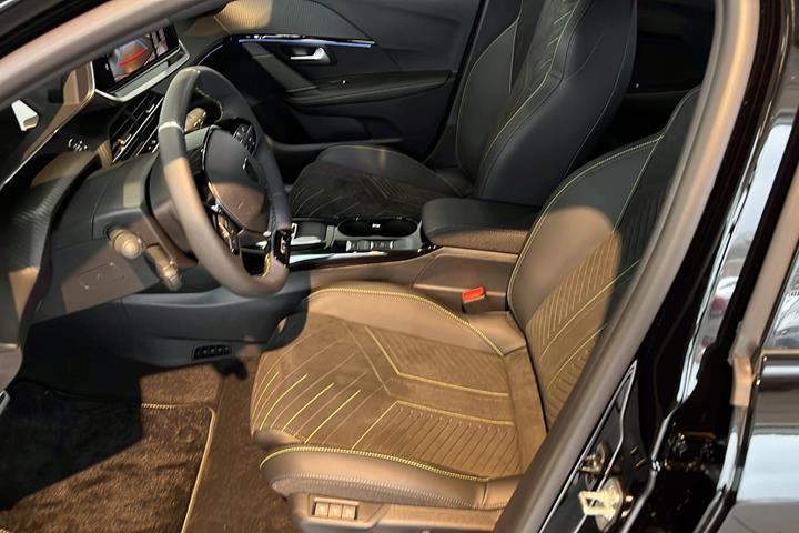 Sort Peugeot e-208 fra 2026