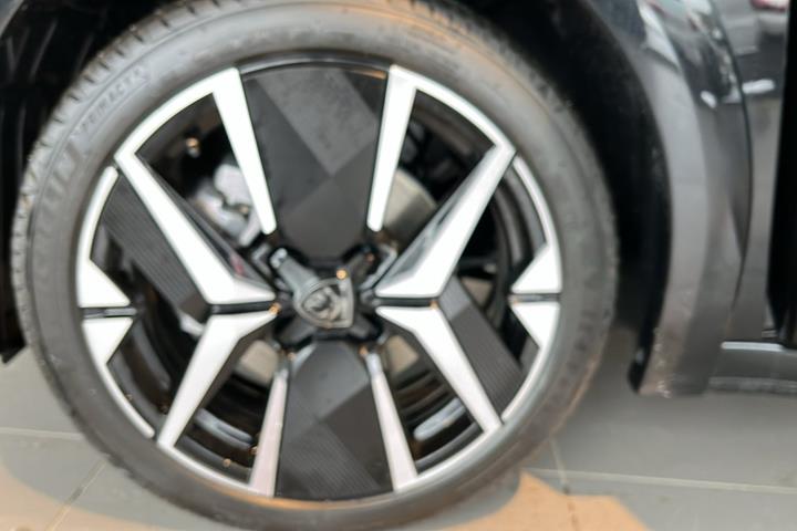 Sort Peugeot e-208 fra 2026