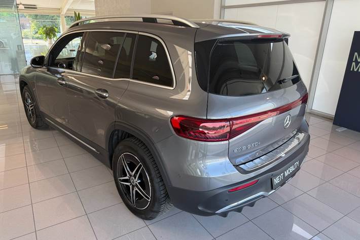 Grå Mercedes EQB250+ fra 2025