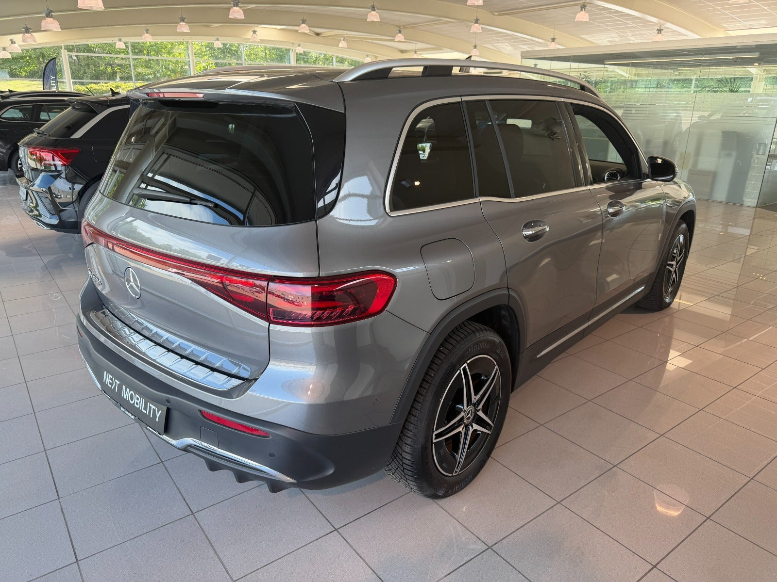 Grå Mercedes EQB250+ fra 2025