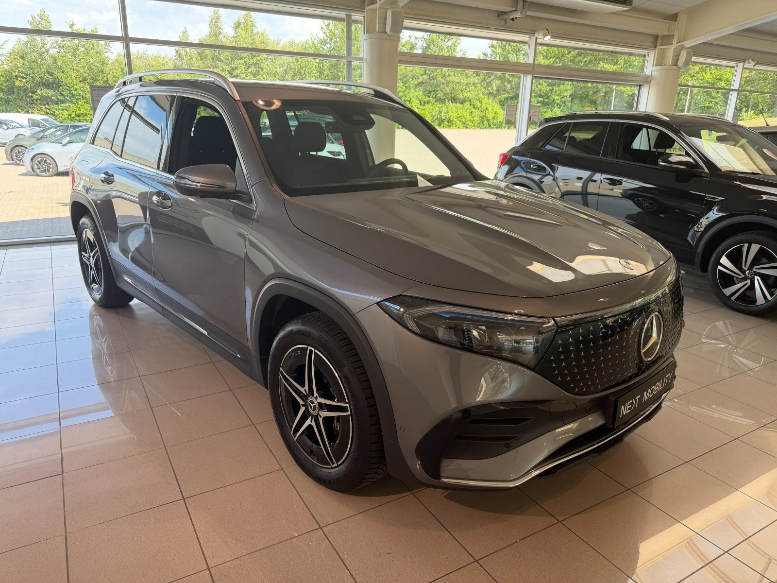 Grå Mercedes EQB250+ fra 2025