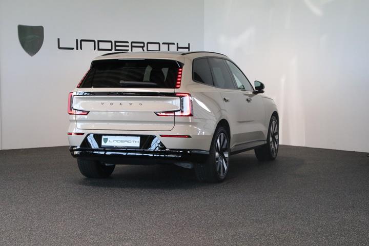 Beige Volvo EX90 fra 2025