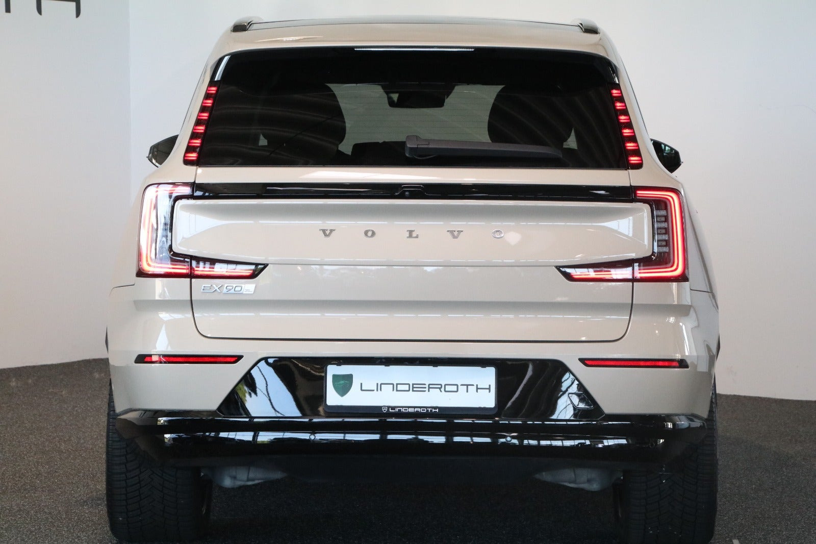 Beige Volvo EX90 fra 2025