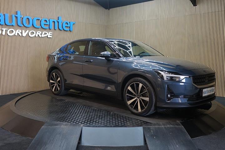 Blå Polestar 2 fra 2022 set udefra