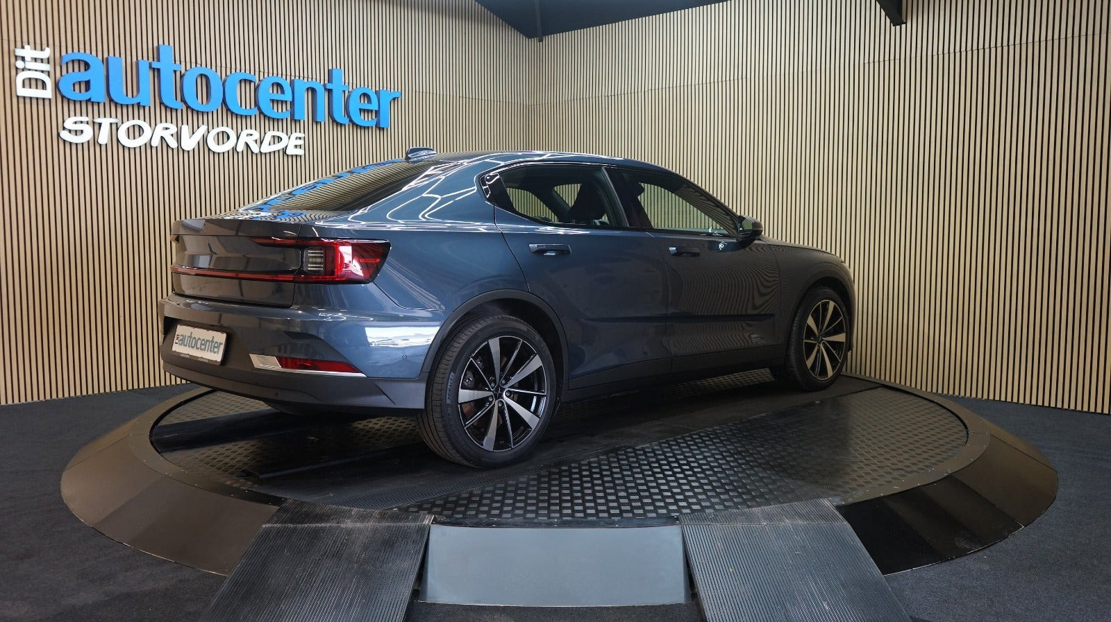 Blå Polestar 2 fra 2022