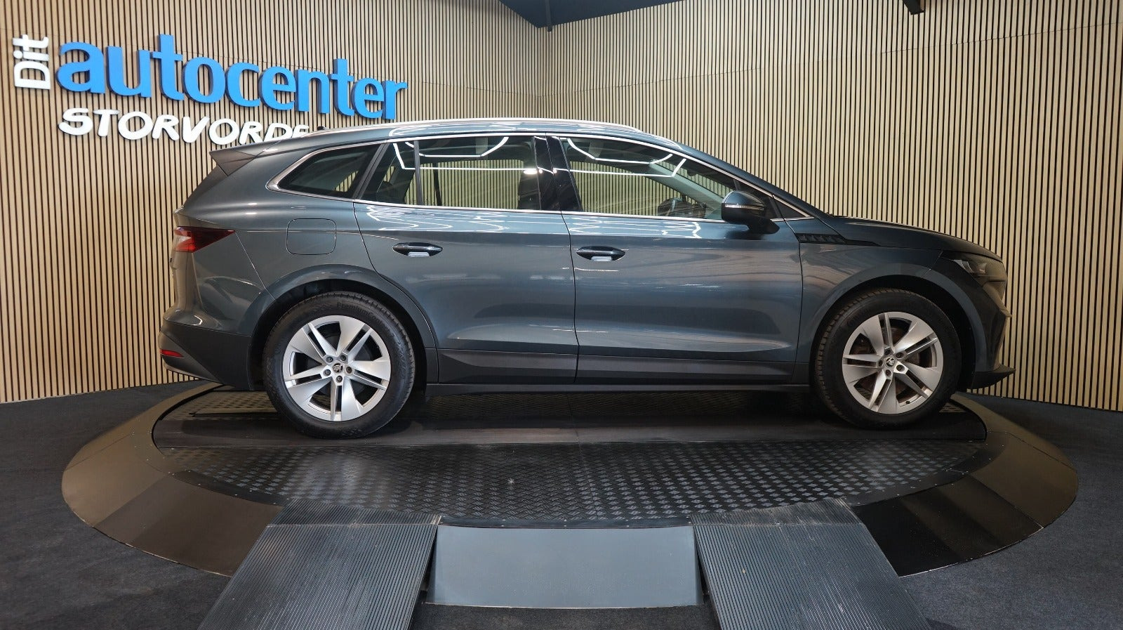 Grå Skoda Enyaq fra 2021