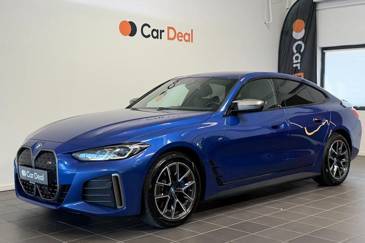 Blå BMW i4 fra 2023 set udefra