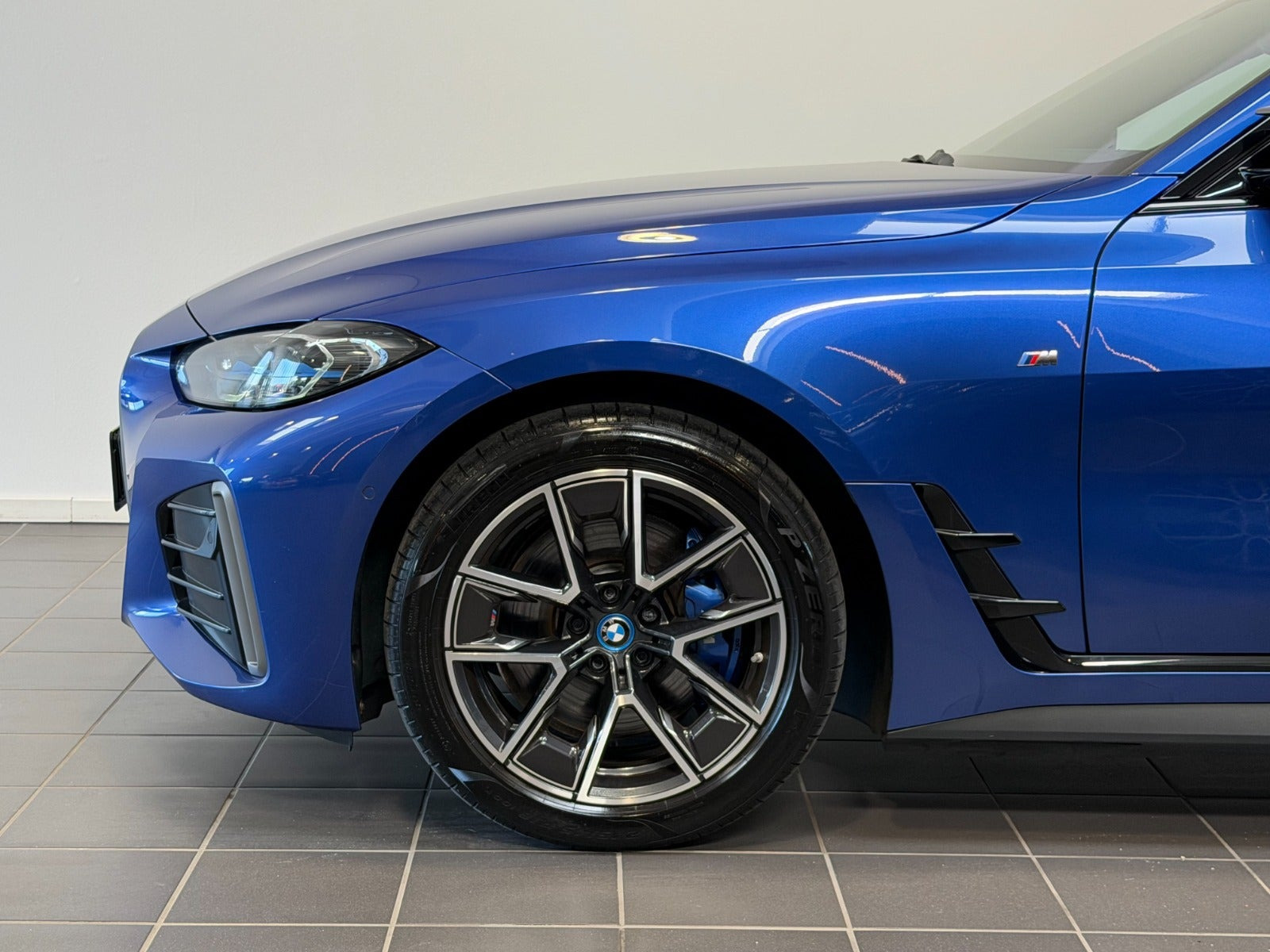 Blå BMW i4 fra 2023