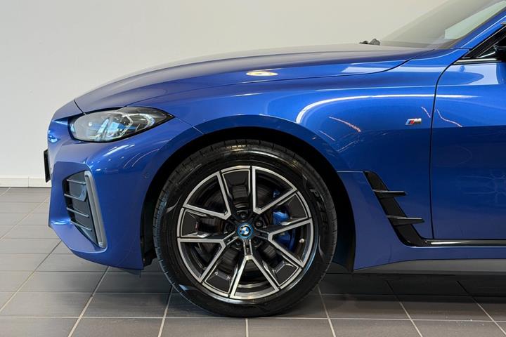 Blå BMW i4 fra 2023