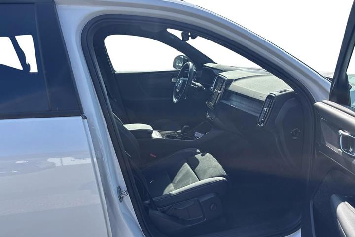 Hvid Volvo EX40 fra 2024