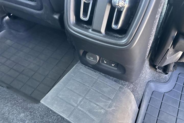 Hvid Volvo EX40 fra 2024
