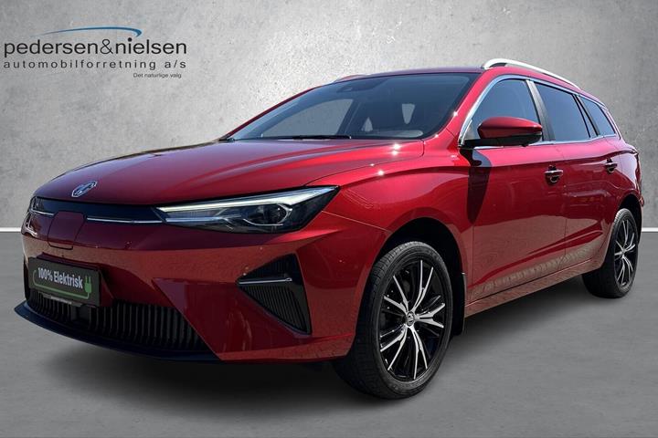 Rød MG MG5 Electric fra 2023 set udefra