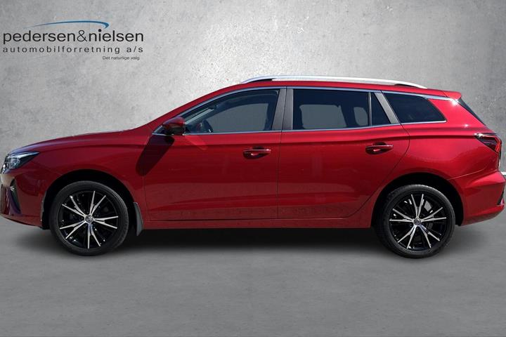 Rød MG MG5 Electric fra 2023 set udefra