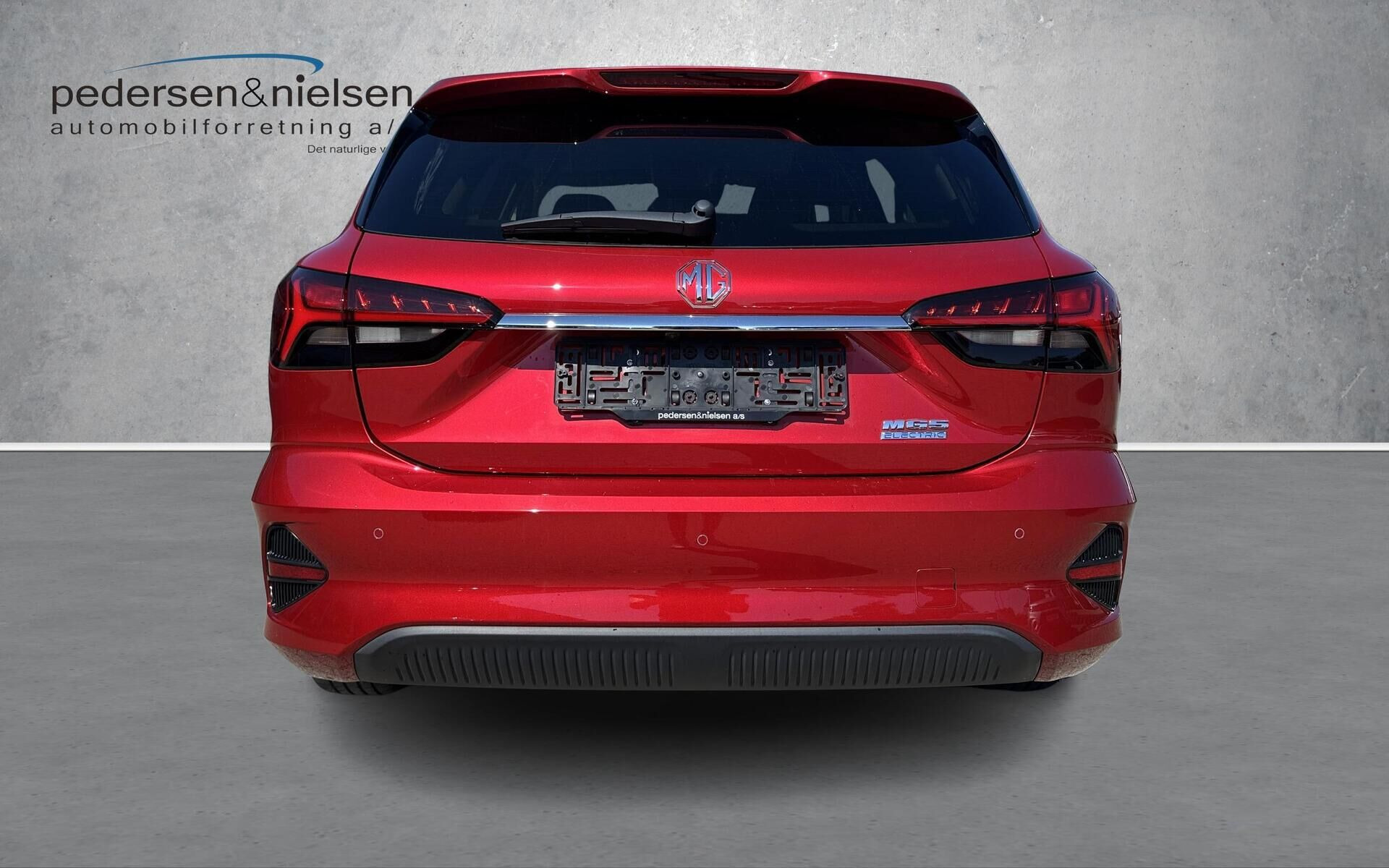 Rød MG MG5 Electric fra 2023 set udefra
