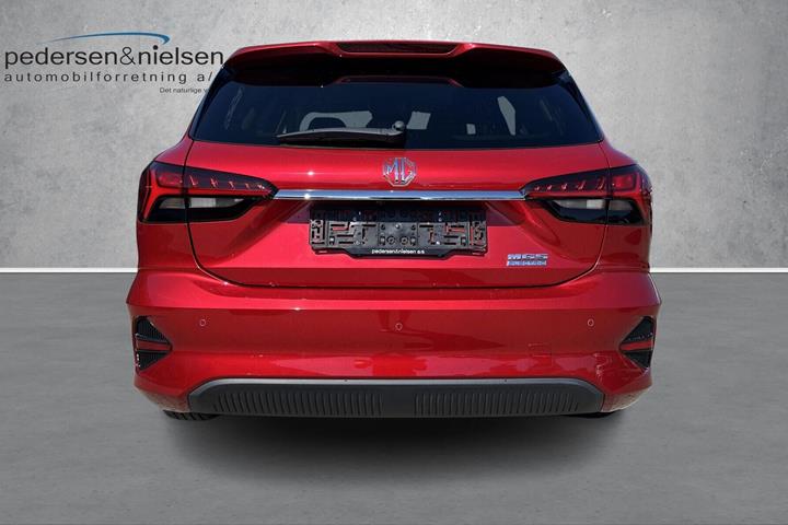 Rød MG MG5 Electric fra 2023 set udefra