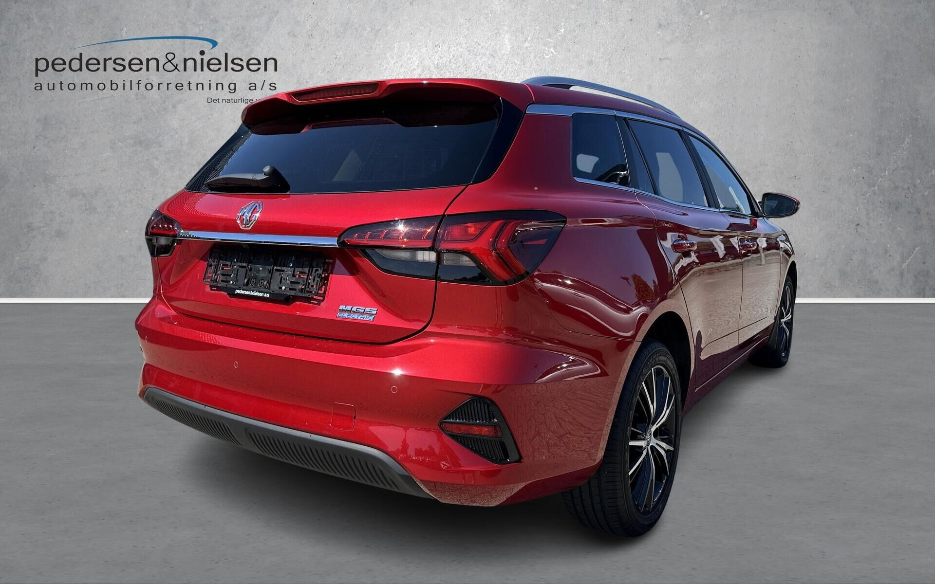 Rød MG MG5 Electric fra 2023 set udefra