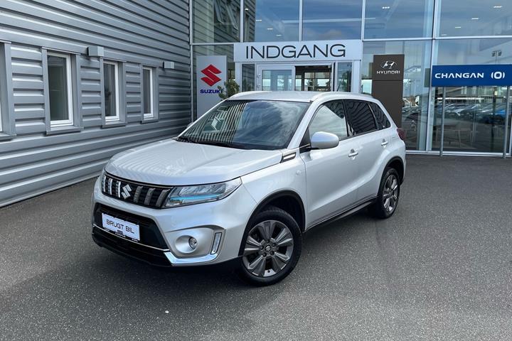 Sølv Suzuki Vitara fra 2022 set udefra